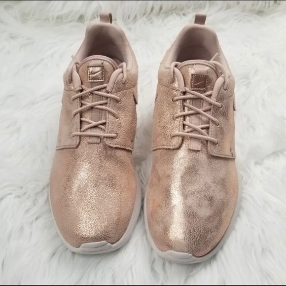Nike Women's Roshe One Premium Shoes in Rose Gold! - Picture 3 of 8